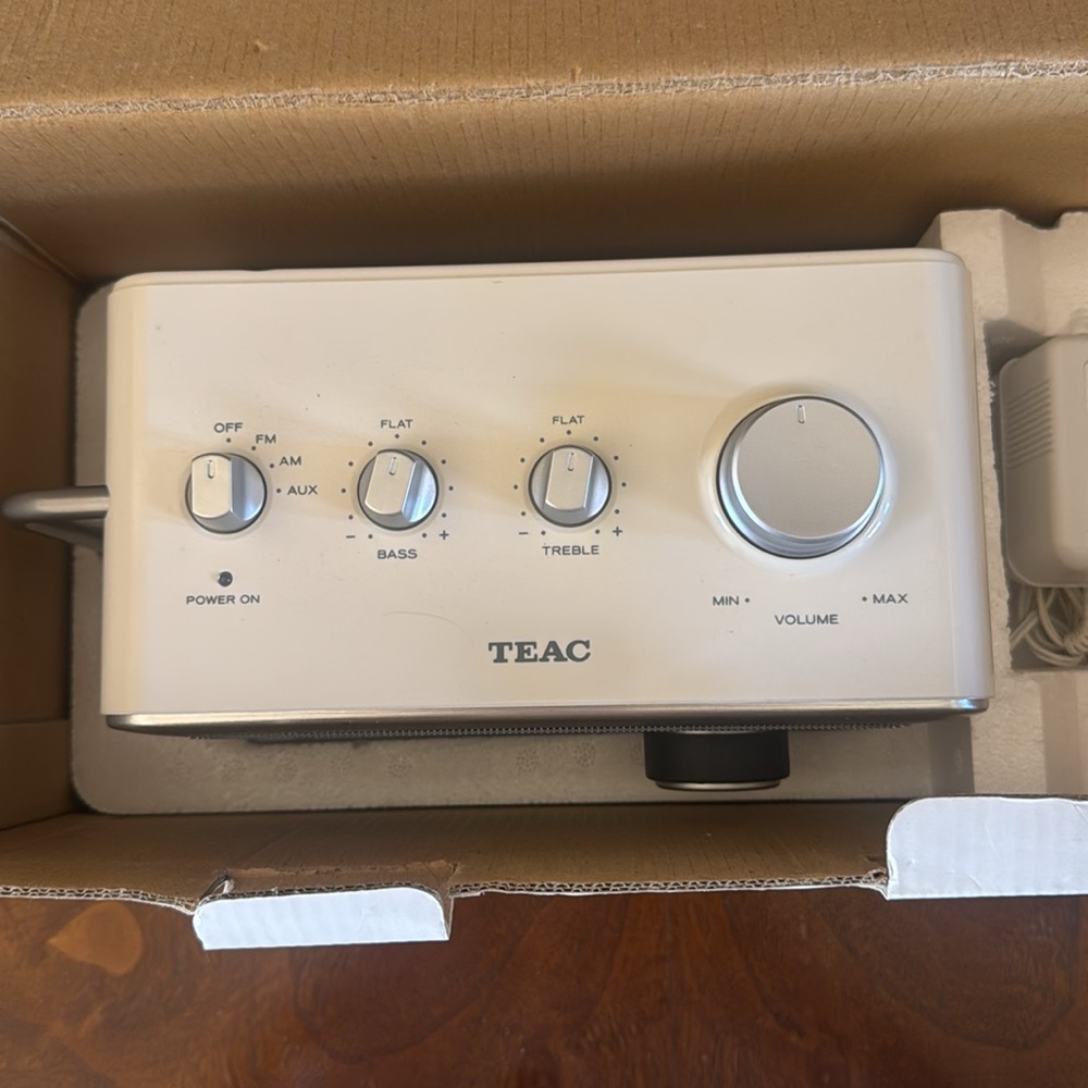 Teac R1 AM/FM Retro Radio - Picture 3 of 8